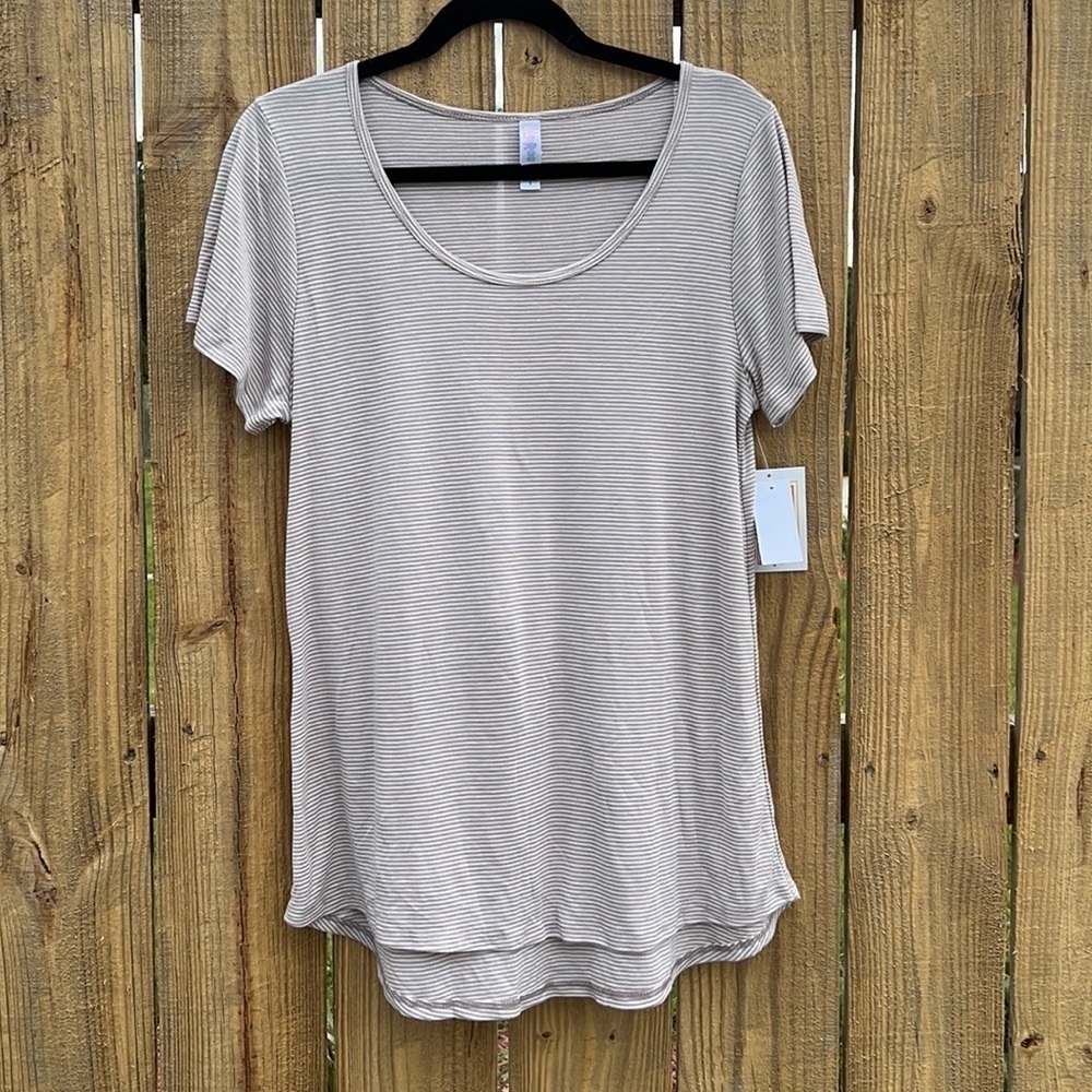 NWT Lularoe Classic T Small
